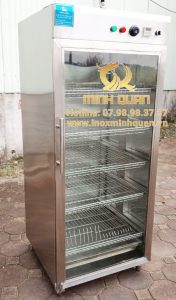 Bát sứ khay inox và đồ nhựa được phân loại trước khi sấy