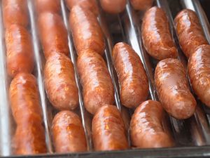 hấp xúc xích bằng hơi nước